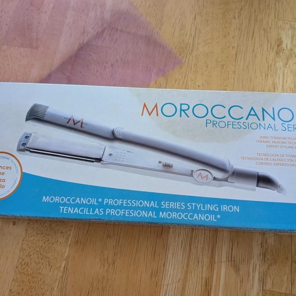 NIB Moroccanoil Professional Styling Iron in White and Silver